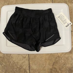 Lululemon Hotty Hot Shorts NWT Size 6, Low Rise, 4 Inch